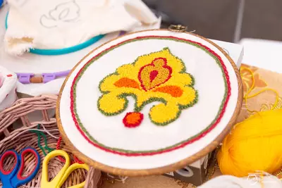 Мастер-класс по ковровой вышивке в рамках «НЕфестиваля»: погружение в уютное искусство