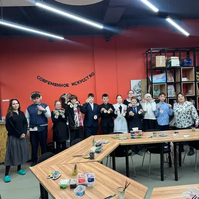 Сегодня в студии Молодёжного центра «Нур» прошёл тёплый и творческий мастер-класс «Новогодняя Ёлочка»